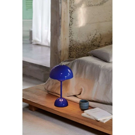 Lámpara de mesa inalámbrica azul cobalto Flowerpot VP9 - &tradition