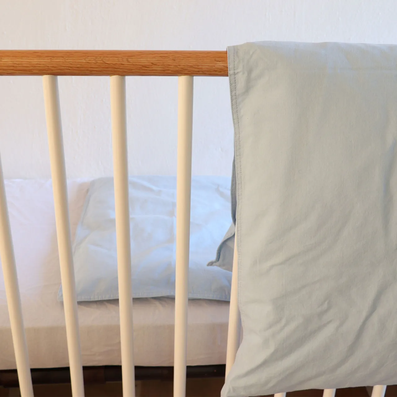 Køb OMHU Percale baby sengetøj 70x100 cm lys blå her! | Lækker kvalitet | fragt!