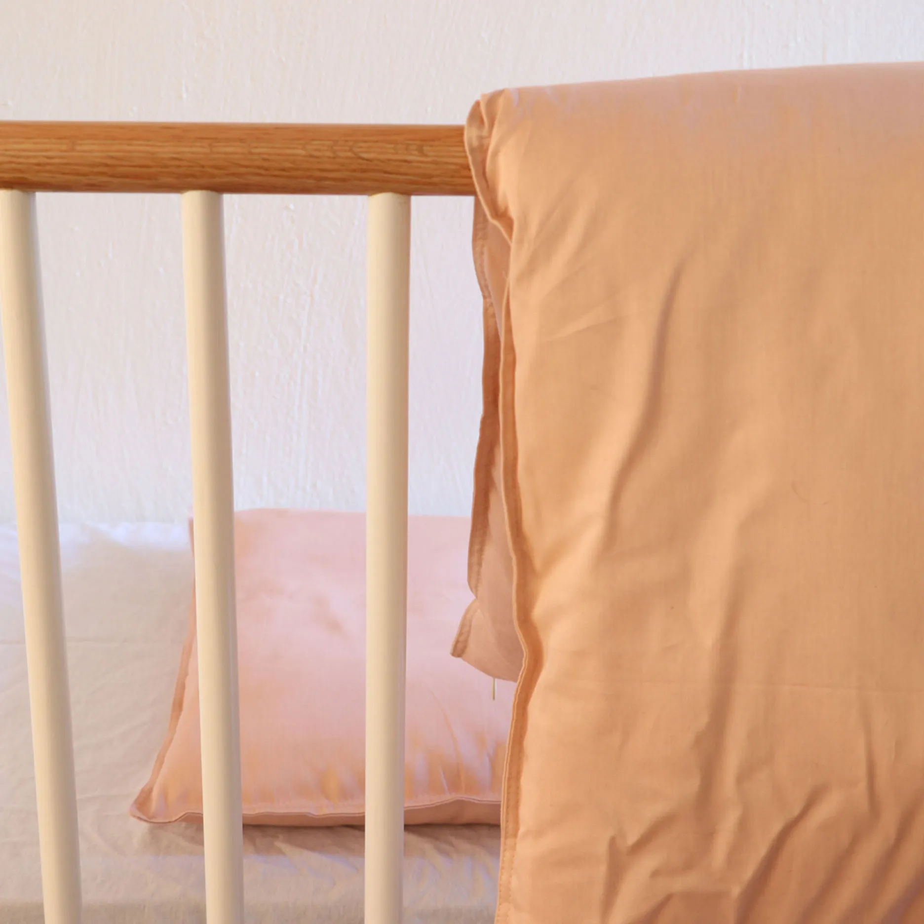 Køb OMHU Percale baby sengetøj 70x100 cm nude lige her! | Lækker | Hurtig