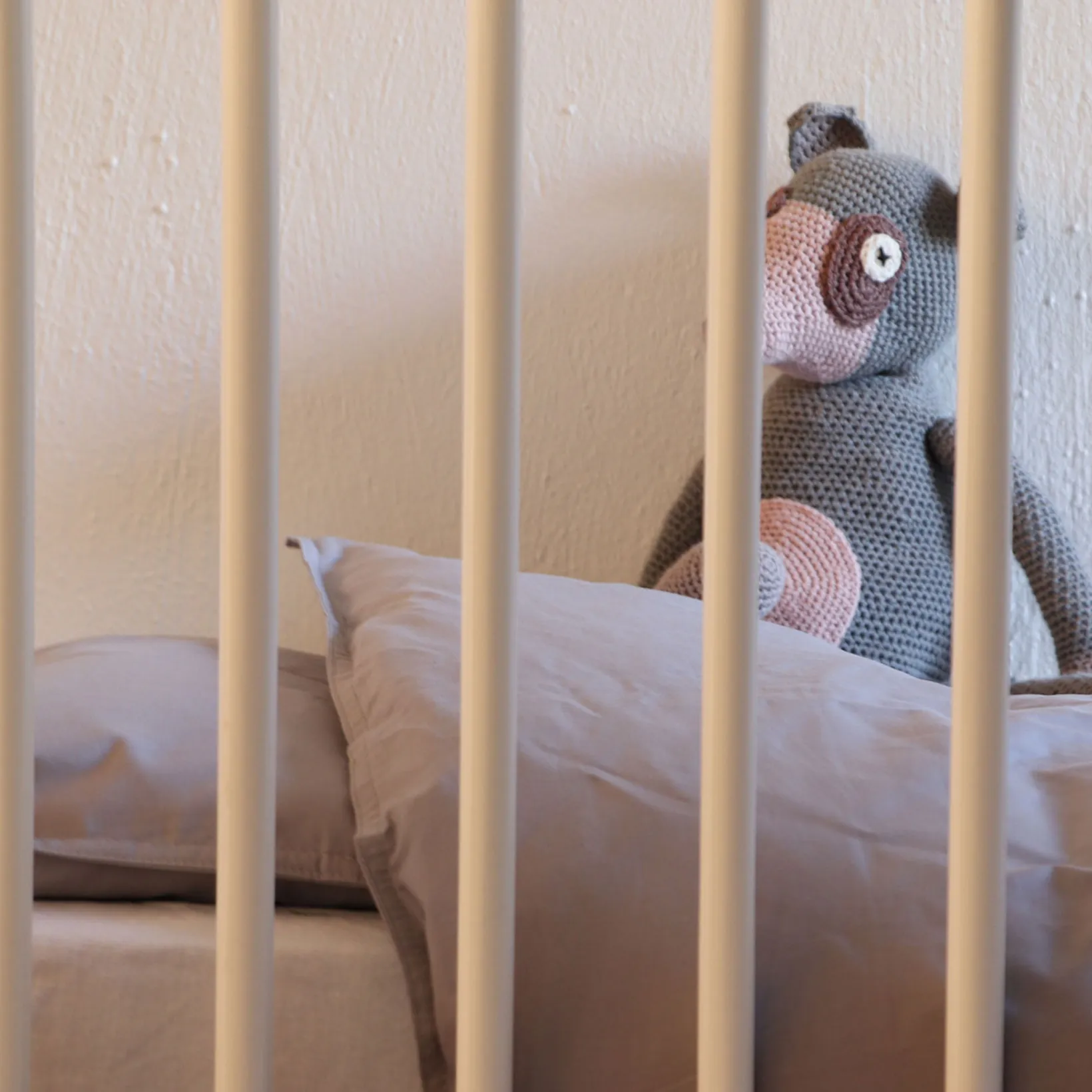 Køb OMHU Percale baby sengetøj 70x100 cm lys grå lige her! | Lækker Hurtig