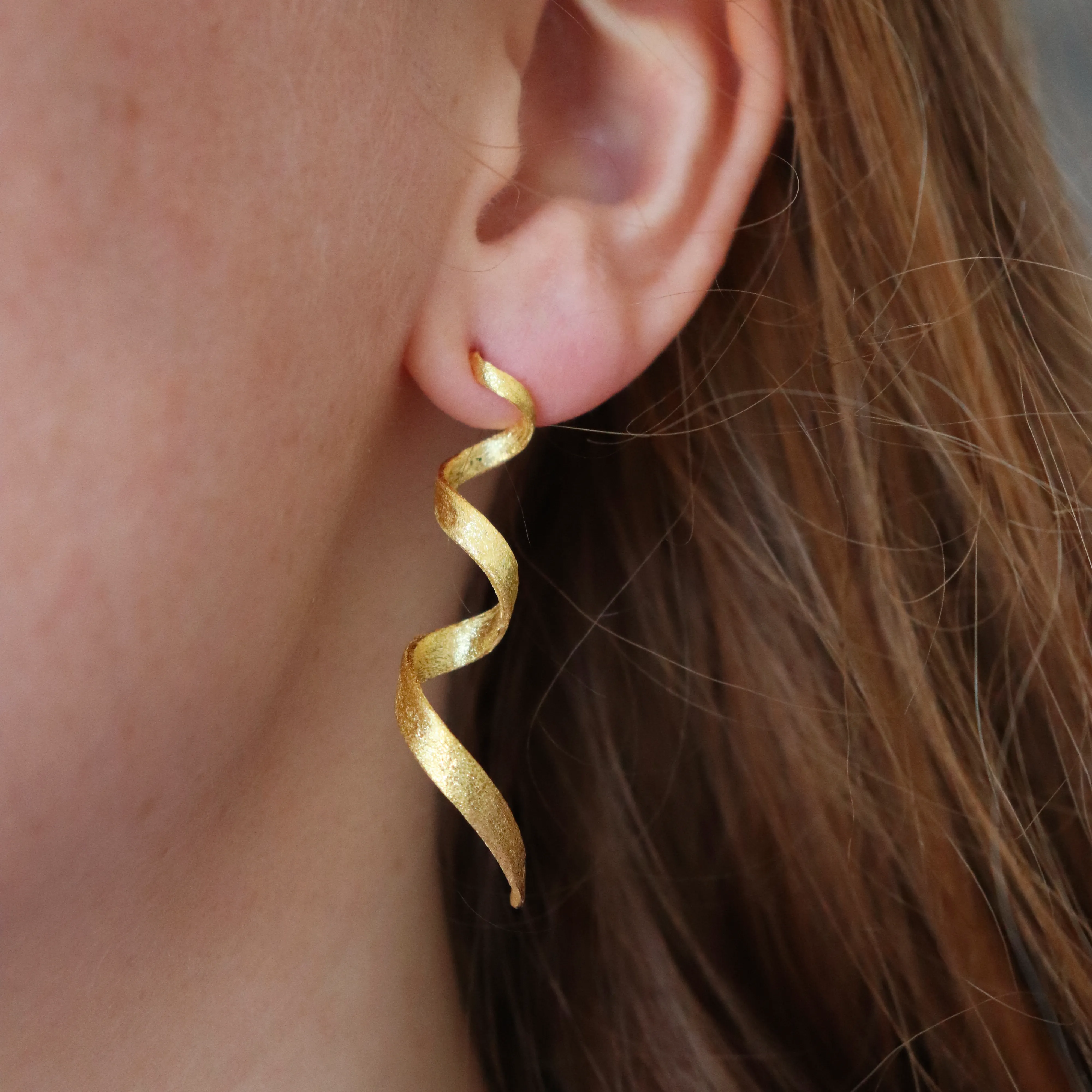 udbrud skæbnesvangre foredrag SILKE RENÉE Single Spiral øreringe børstet » Køb dem her