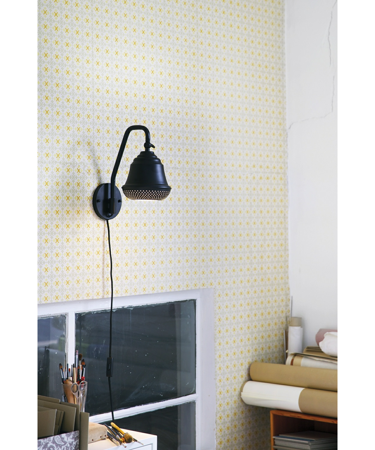 DesignDesign By Us KonceptBellis 160 Væglampe i Sort er en flot og enkel lampe, der giver med sit hyggelige og lidt anderledes design, et utrolig dejligt udseende til dit hjem. Lampen er produceret i aluminium med perforeret huller i bunden og fås i sort, hvid og raw.
Serien består af pendel, bord og væg. Bellis 160 Væglampe Sort - Design By Us